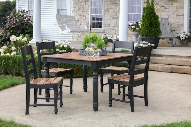 real estate staging outdoor table & four chairs