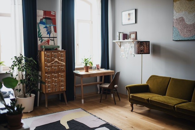 personalized living room depicts why you should depersonalize your home.
