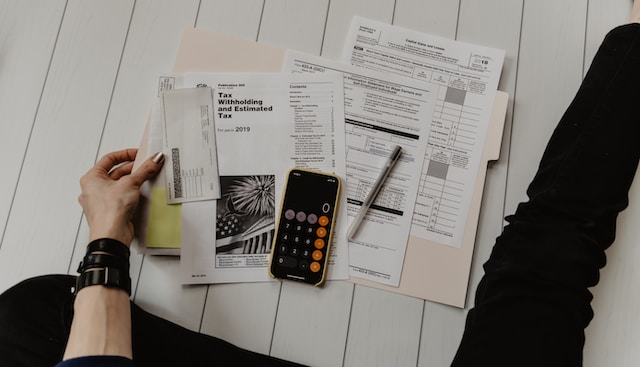 Calculating a budget using an app on iPhone while researching California communities for your interstate move