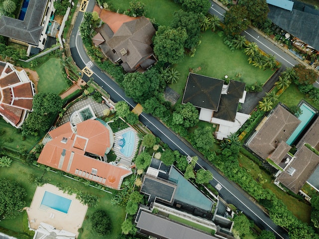 Bird's eye view of a neighborhood with luxury homes with swimming pools